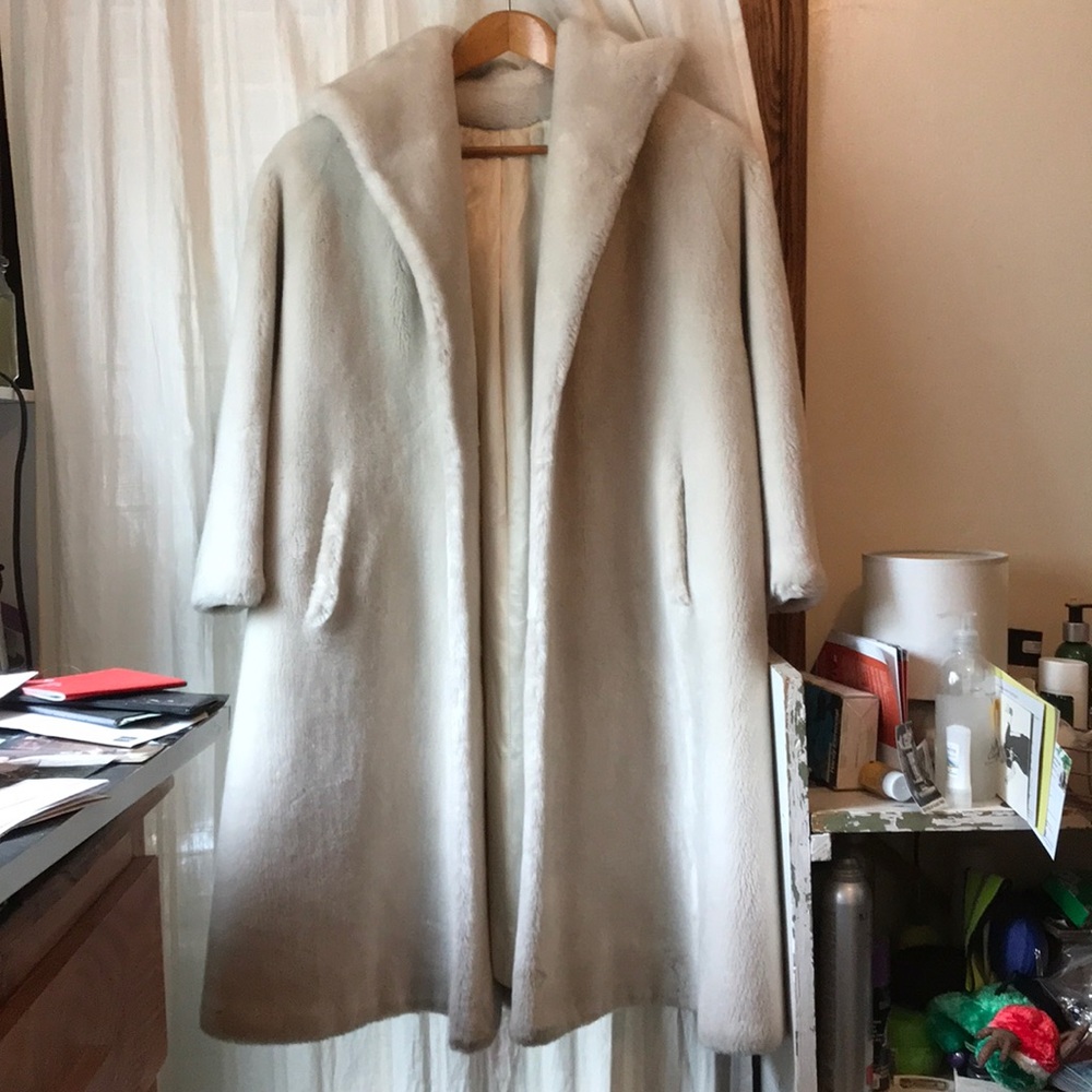 Fur white coat with hoodies and pockets